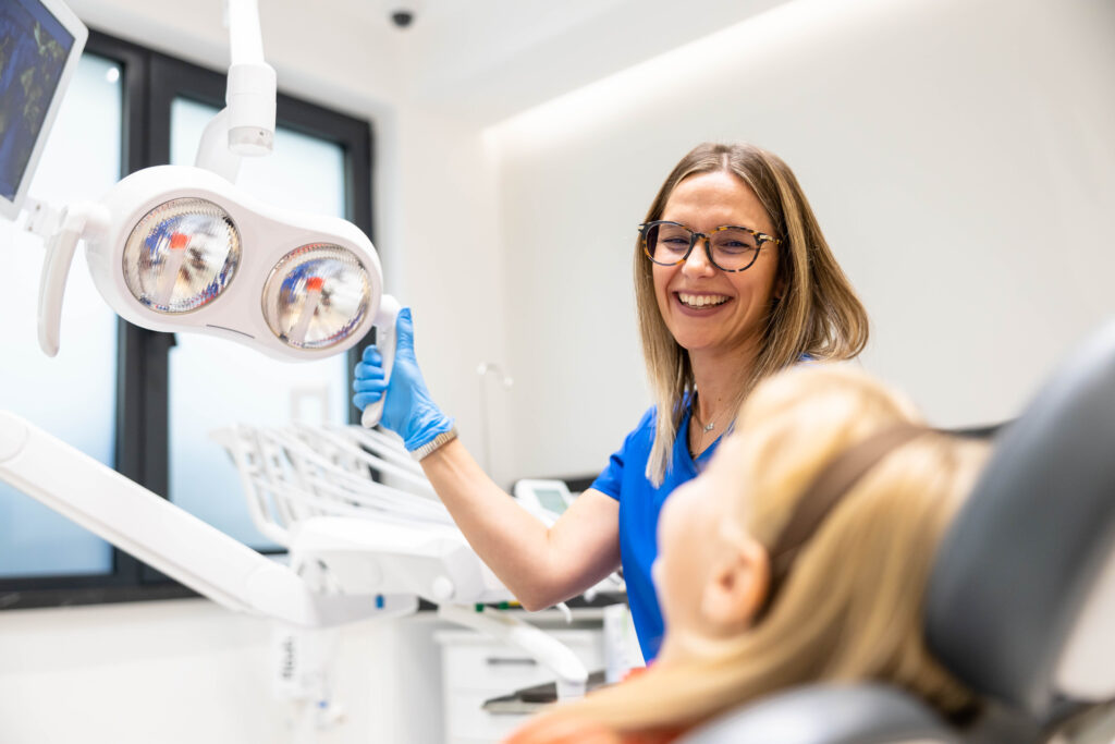 Stomatolog z młodym pacjentem