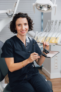 dent. Sara Szlamberger